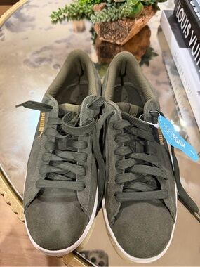 PUMA Suede Low-Top Sneakers in Olive Green size 8.5